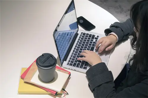 刚果(布)人去到希腊旅游用什么币种